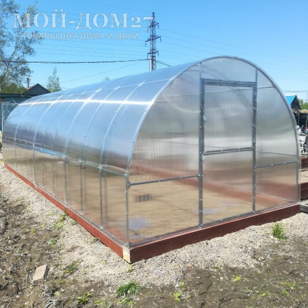 Теплица СверхПрочная Усиленная 8 метров с поликарбонатом | Мой-Дом27 | Каркас изготовлен из оцинкованной замкнутой трубы 20*20 мм.<br>
 Ширина - 3 метра. Высота - 2,1 метра. Длина 8 метров.<br>
 Выдерживаемая снеговая нагрузка - 300 кг/м2. Выдерживаемая ветровая нагрузка - до 22 м/с.<br>
 <b>Расстояние между дугами 0,65 метра.&nbsp;ДВОЙНАЯ ДУГА под дугой приварена еще одна дуга - толщина металла каждой дуги 1,2&nbsp;мм.</b>&nbsp;Ширина двери 0,96 метра.<br>